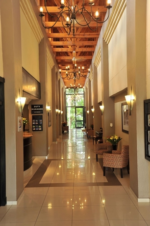 Imagen de los interiores del Hotel Safari Lodge & Convention Centre. Foto 18