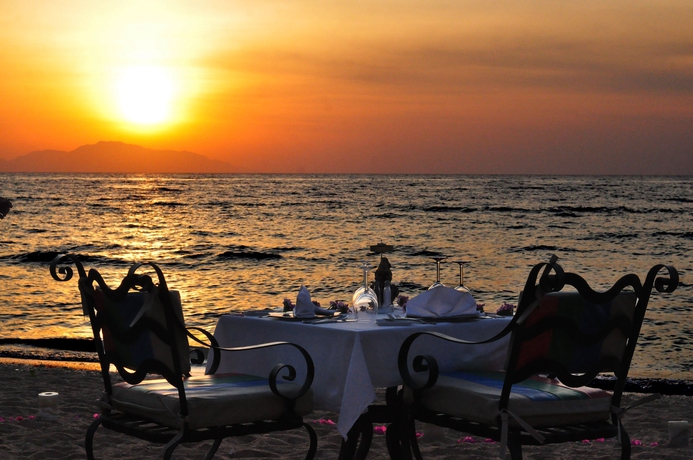 Imagen del bar/restaurante del Hotel Safir Sharm Waterfalls Resort. Foto 2