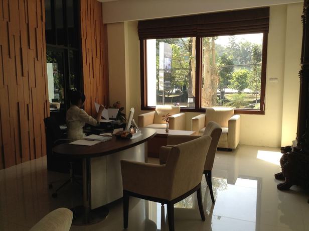 Imagen de los interiores del Hotel Safira Magelang. Foto 16
