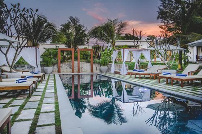 Imagen de la piscina del Hotel Sahaa Beach Resort. Foto 19