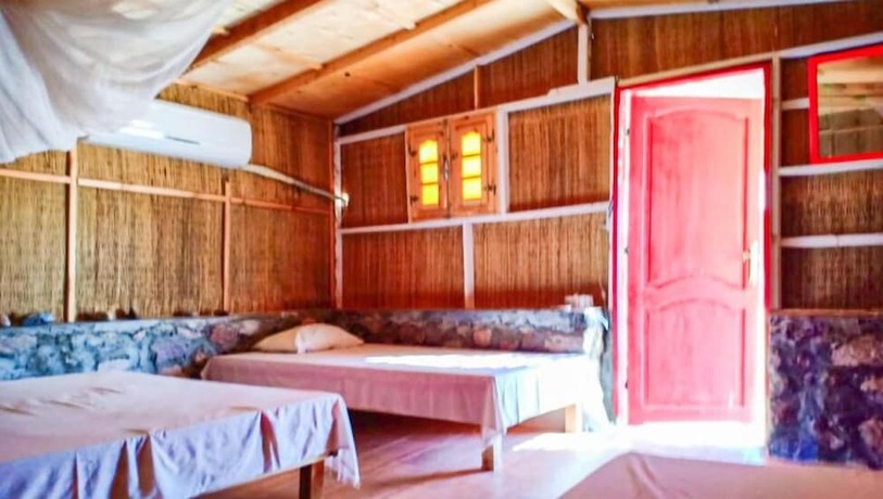 Imagen de la habitación del Hotel Sahara Beach Camp. Foto 16