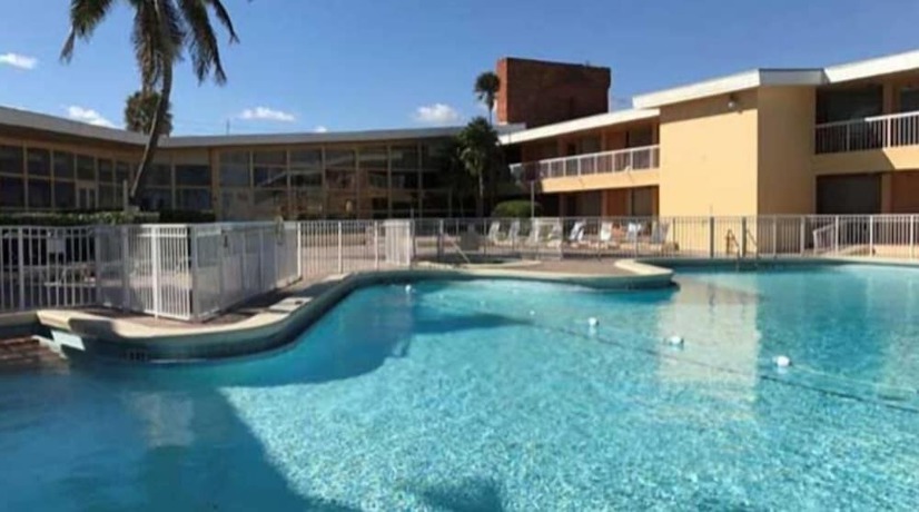 Imagen de la piscina del Hotel Sahara Beach Club. Foto 11