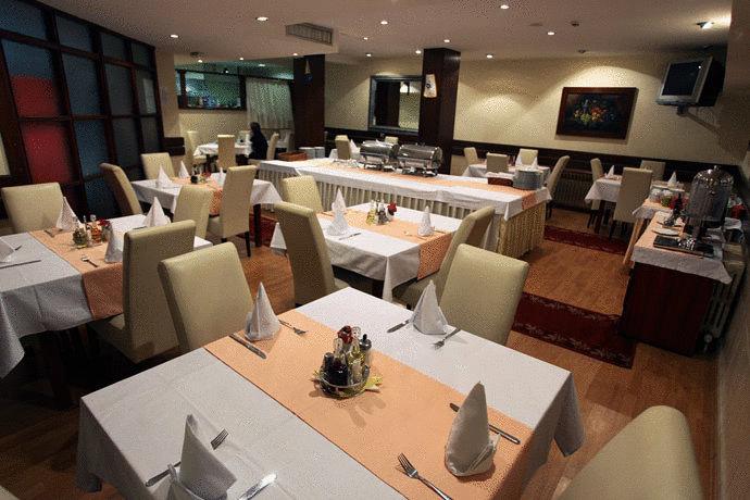 Imagen del bar/restaurante del Hotel Sahat. Foto 3