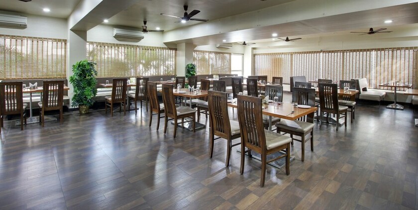 Imagen del bar/restaurante del Hotel Sai Miracle. Foto 19