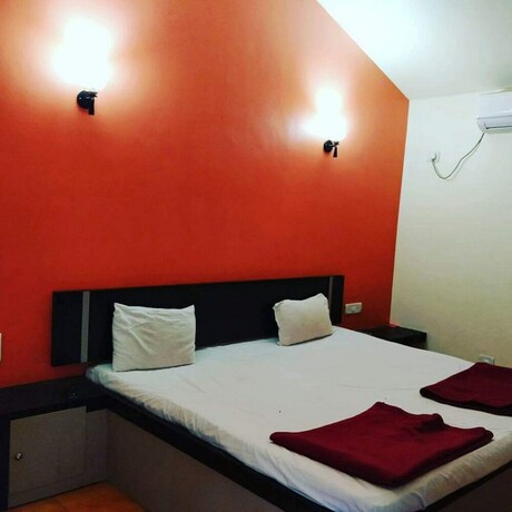 Imagen de la habitación del Hotel Sai Plaza. Foto 12