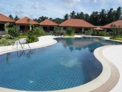 Imagen de la piscina del Hotel Sailom Resort Bangsaphan. Foto 10