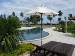 Imagen de la piscina del Hotel Sailom Resort Bangsaphan. Foto 11