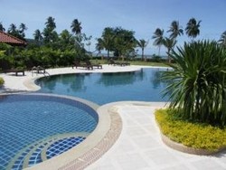 Imagen de la piscina del Hotel Sailom Resort Bangsaphan. Foto 12