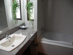 Imagen de la habitación del Hotel Sailom Resort Bangsaphan. Foto 9