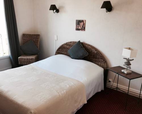 Imagen de la habitación del Hotel Saint Cyr. Foto 16