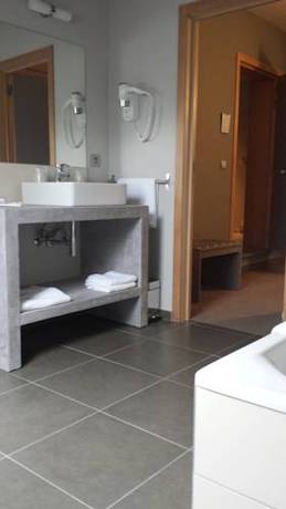 Imagen de la habitación del Hotel Saint Daniel, P&eacute;ruwelz. Foto 14