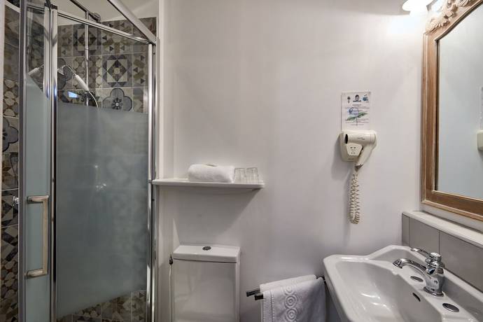 Imagen de la habitación del Hotel Saint Etienne. Foto 5