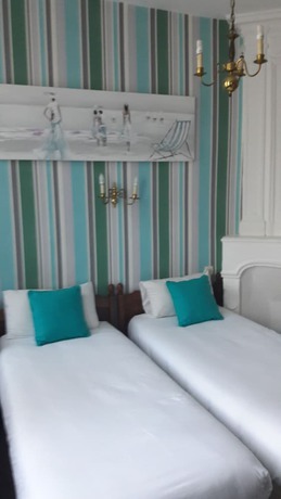 Imagen de la habitación del Hotel Saint Etienne. Foto 12