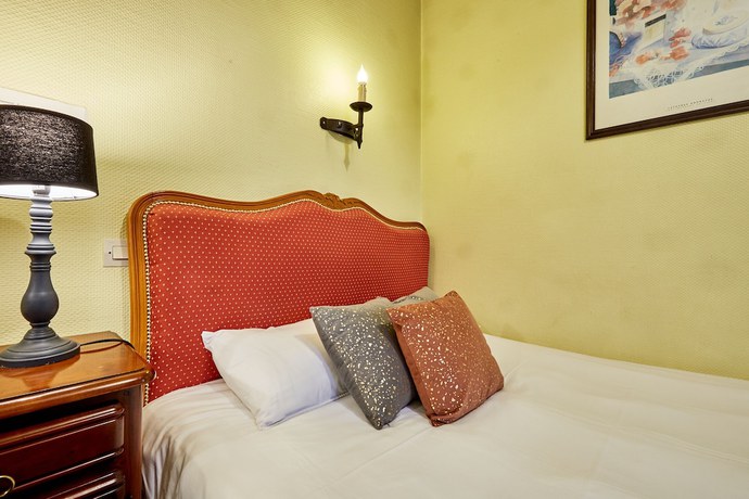 Imagen de la habitación del Hotel Saint Etienne. Foto 14