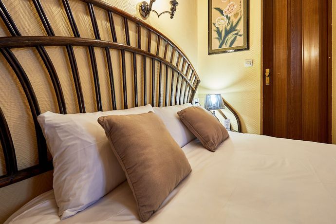 Imagen de la habitación del Hotel Saint Etienne. Foto 15