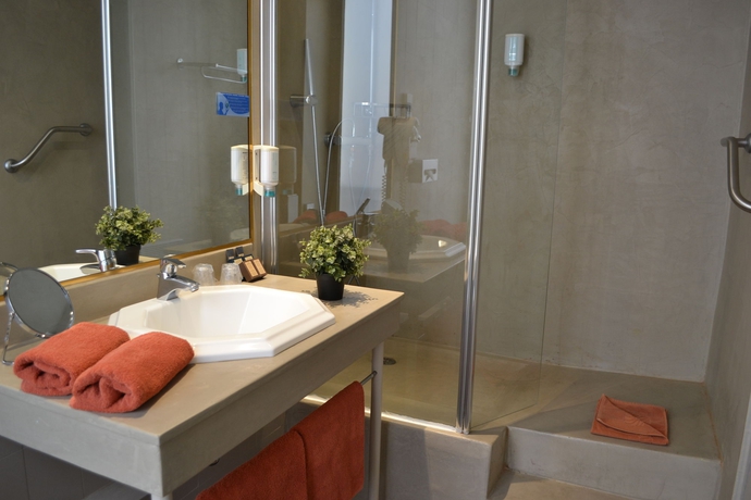 Imagen de la habitación del Hotel Saint Ferreol. Foto 2