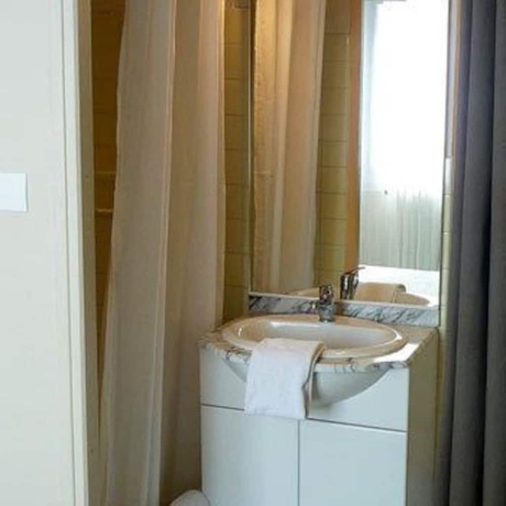Imagen de la habitación del Hotel Saint George Avignon. Foto 17