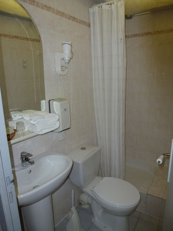 Imagen de la habitación del Hotel Saint Jean, Orange. Foto 5