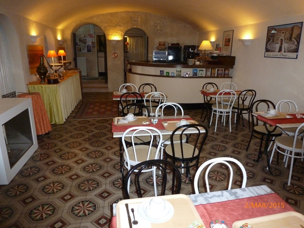 Imagen del bar/restaurante del Hotel Saint Jean, Orange. Foto 2