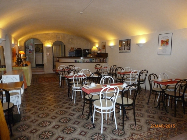 Imagen del bar/restaurante del Hotel Saint Jean, Orange. Foto 3