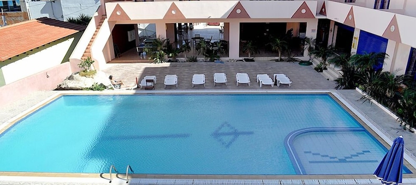 Imagen de la piscina del Hotel Saint Konstantin Beach Apartments. Foto 19