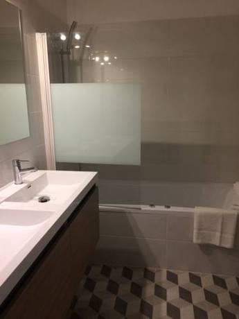 Imagen de la habitación del Hotel Saint Louis, Aigues-Mortes. Foto 12