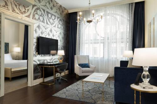Imagen de la habitación del Hotel Saint Louis, Autograph Collection. Foto 15