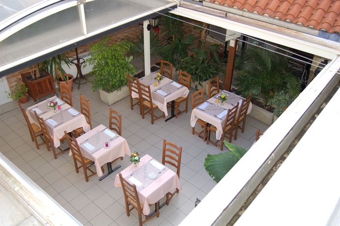 Imagen de la habitación del Hotel Saint Louis, Châteaudun. Foto 7