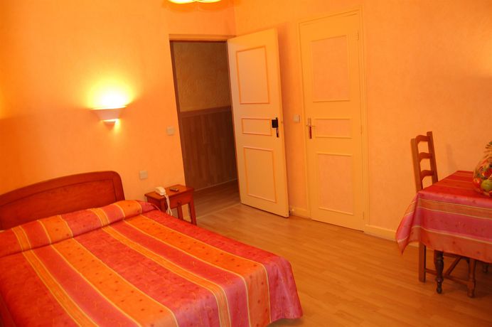 Imagen de la habitación del Hotel Saint Louis, Châteaudun. Foto 9