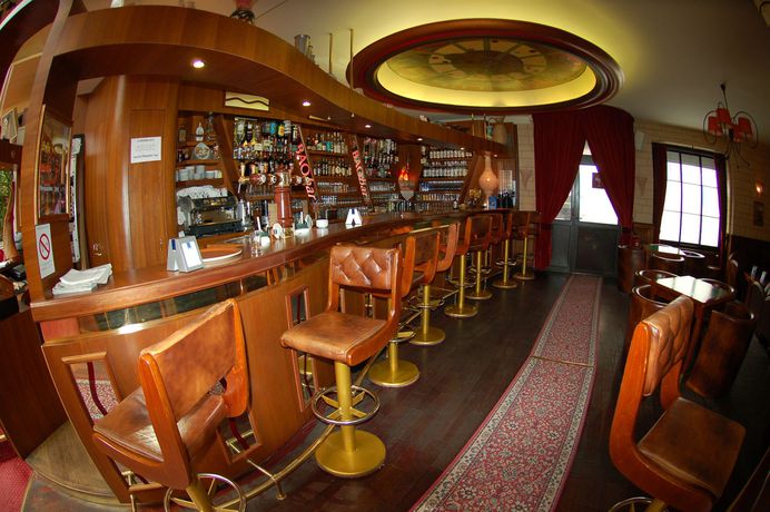 Imagen del bar/restaurante del Hotel Saint Louis, Châteaudun. Foto 6