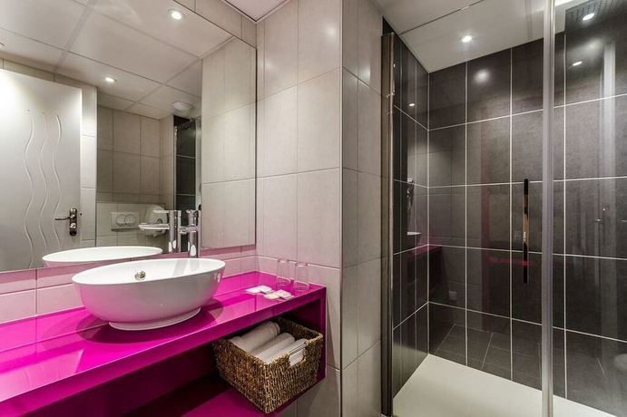 Imagen de la habitación del Hotel Saint Louis De France. Foto 13