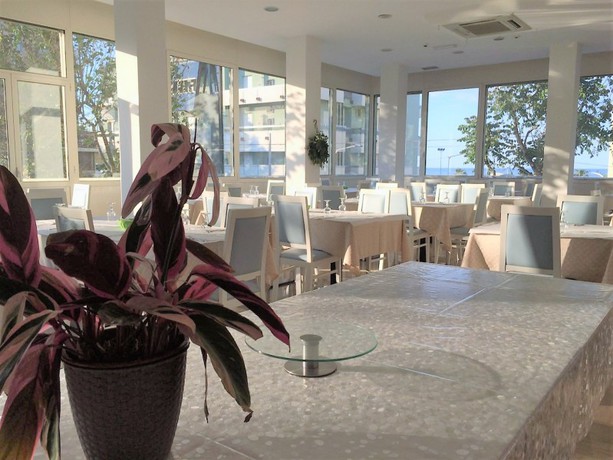 Imagen del bar/restaurante del Hotel Saint Louis, Rimini. Foto 2