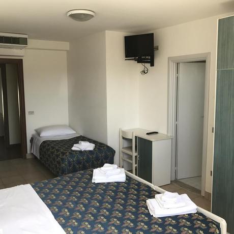 Imagen de la habitación del Hotel Saint Louis, Rimini. Foto 10
