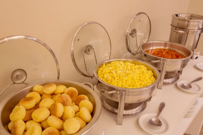 Imagen del bar/restaurante del Hotel Saint Moritz Hplus Express. Foto 2