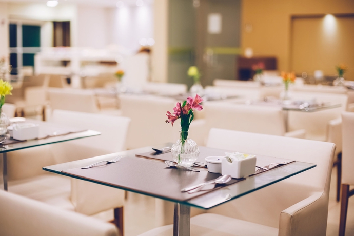 Imagen del bar/restaurante del Hotel Saint Moritz Hplus Express. Foto 5