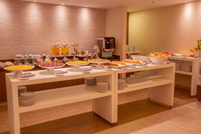 Imagen del bar/restaurante del Hotel Saint Moritz Hplus Express. Foto 8