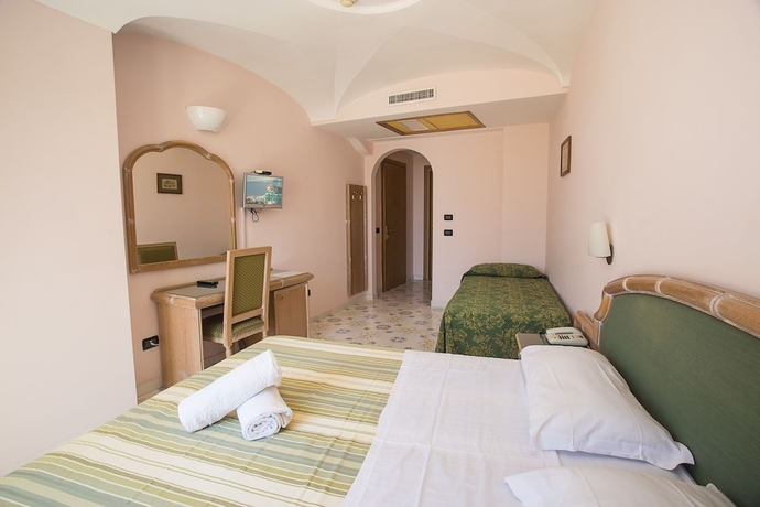 Imagen de la habitación del Hotel Saint Raphael, RIVIERA NAPOLITANA. Foto 2