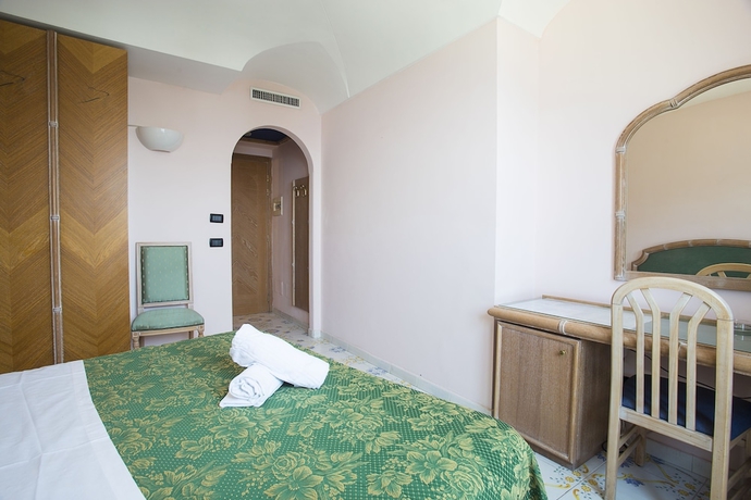 Imagen de la habitación del Hotel Saint Raphael, RIVIERA NAPOLITANA. Foto 4