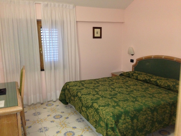 Imagen de la habitación del Hotel Saint Raphael, RIVIERA NAPOLITANA. Foto 12