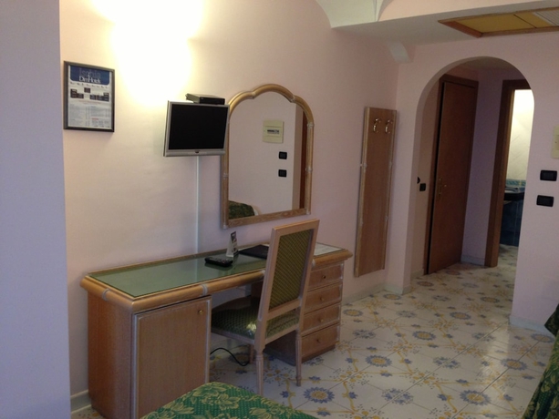Imagen de la habitación del Hotel Saint Raphael, RIVIERA NAPOLITANA. Foto 13