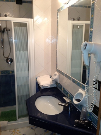 Imagen de la habitación del Hotel Saint Raphael, RIVIERA NAPOLITANA. Foto 15