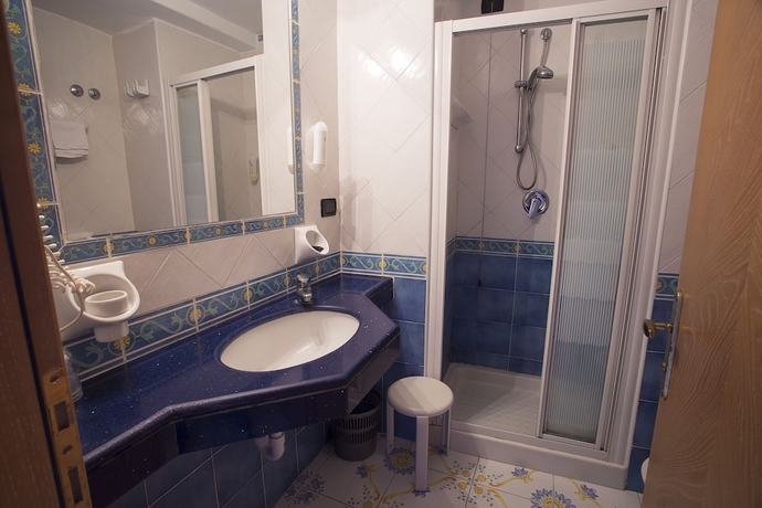 Imagen de la habitación del Hotel Saint Raphael, RIVIERA NAPOLITANA. Foto 16