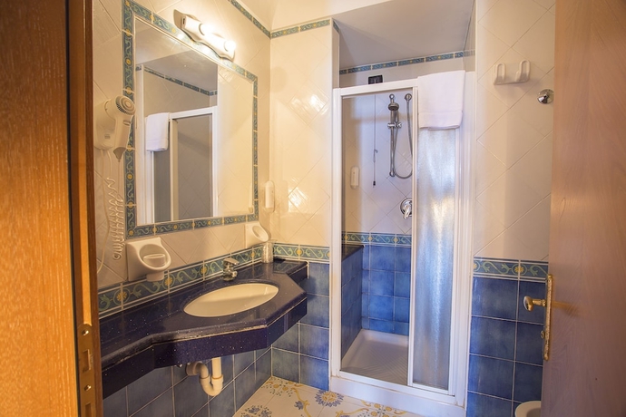 Imagen de la habitación del Hotel Saint Raphael, RIVIERA NAPOLITANA. Foto 18