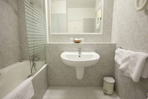Imagen de la habitación del Hotel Saint Roch, MARTIGUES. Foto 13