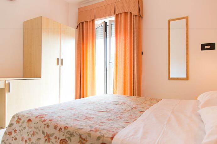 Imagen general del Hotel Saint Tropez, Pineto. Foto 9