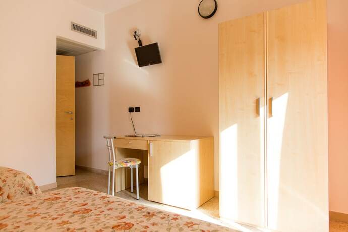 Imagen general del Hotel Saint Tropez, Pineto. Foto 13