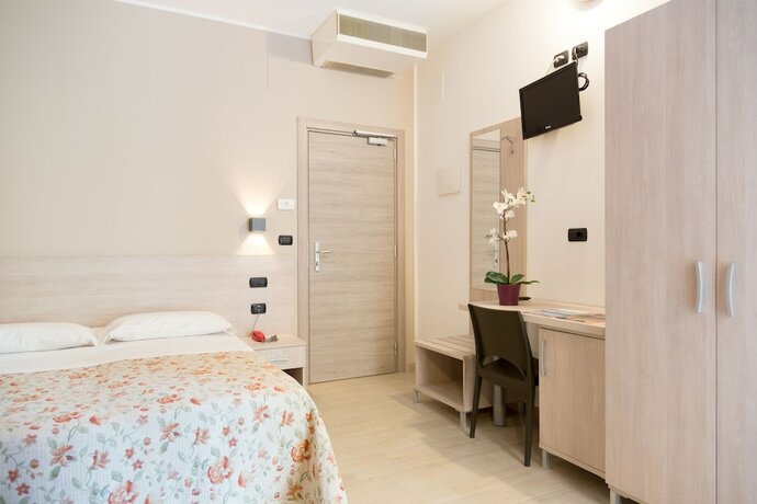 Imagen general del Hotel Saint Tropez, Pineto. Foto 1