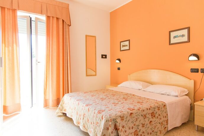 Imagen de la habitación del Hotel Saint Tropez, Pineto. Foto 20