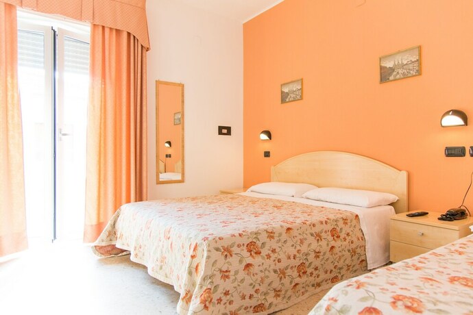 Imagen de la habitación del Hotel Saint Tropez, Pineto. Foto 23