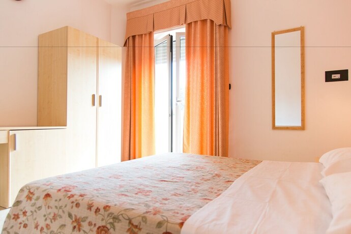 Imagen de la habitación del Hotel Saint Tropez, Pineto. Foto 27